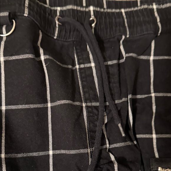 Hot Topic Black and White Grid Cargo Pants - Picture 5 of 7